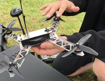 3D打印無(wú)人機(jī)來(lái)啦如今，3D打印技術(shù)正“無(wú)孔不入”地滲透到人們的生活中，3D打印機(jī)幾乎可應(yīng)用于市場(chǎng)各細(xì)分行業(yè)。在無(wú)人機(jī)制造領(lǐng)域中，相對(duì)傳統(tǒng)制造，3D打印無(wú)人機(jī)有著不可比擬的優(yōu)勢(shì)，3D打印機(jī)正以自身獨(dú)特(圖1)