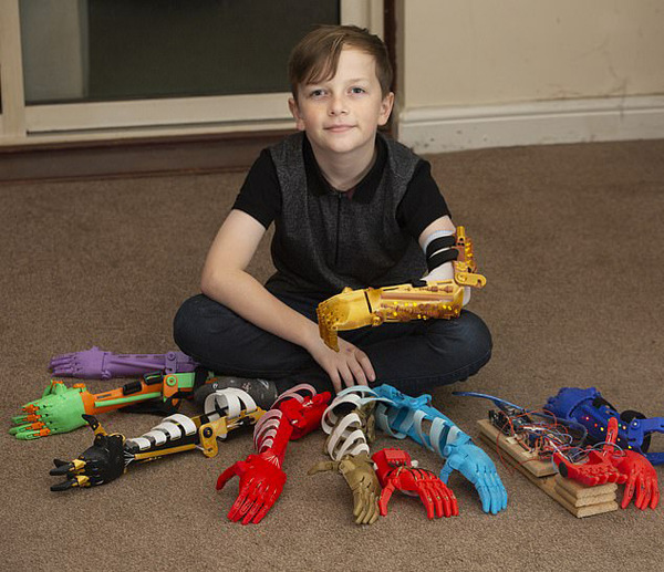 感動！英父親為無臂兒子3D打印9只個性仿生臂(圖1)